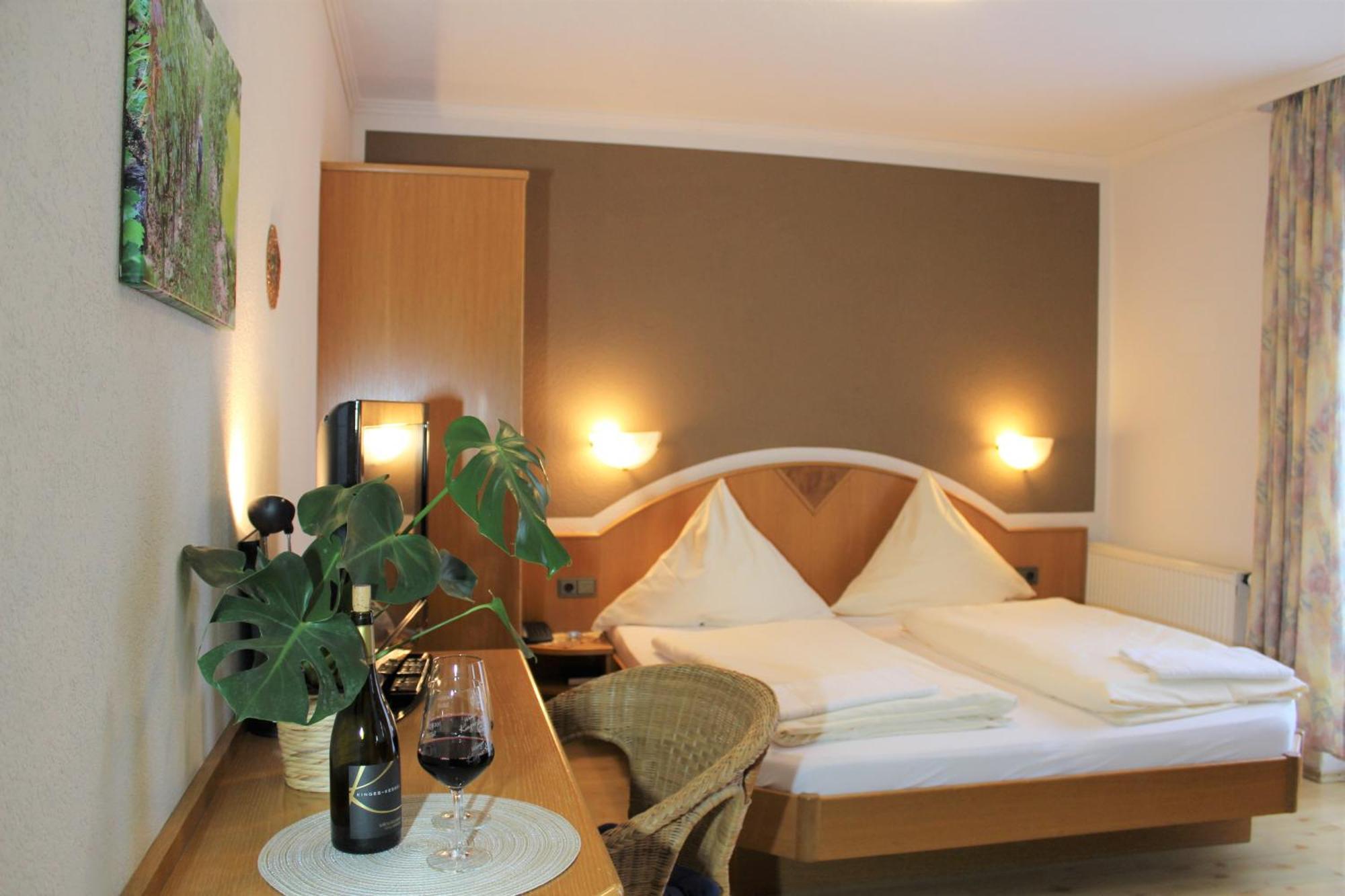 Winzerhotel Kinges-Kessel Morstadt エクステリア 写真