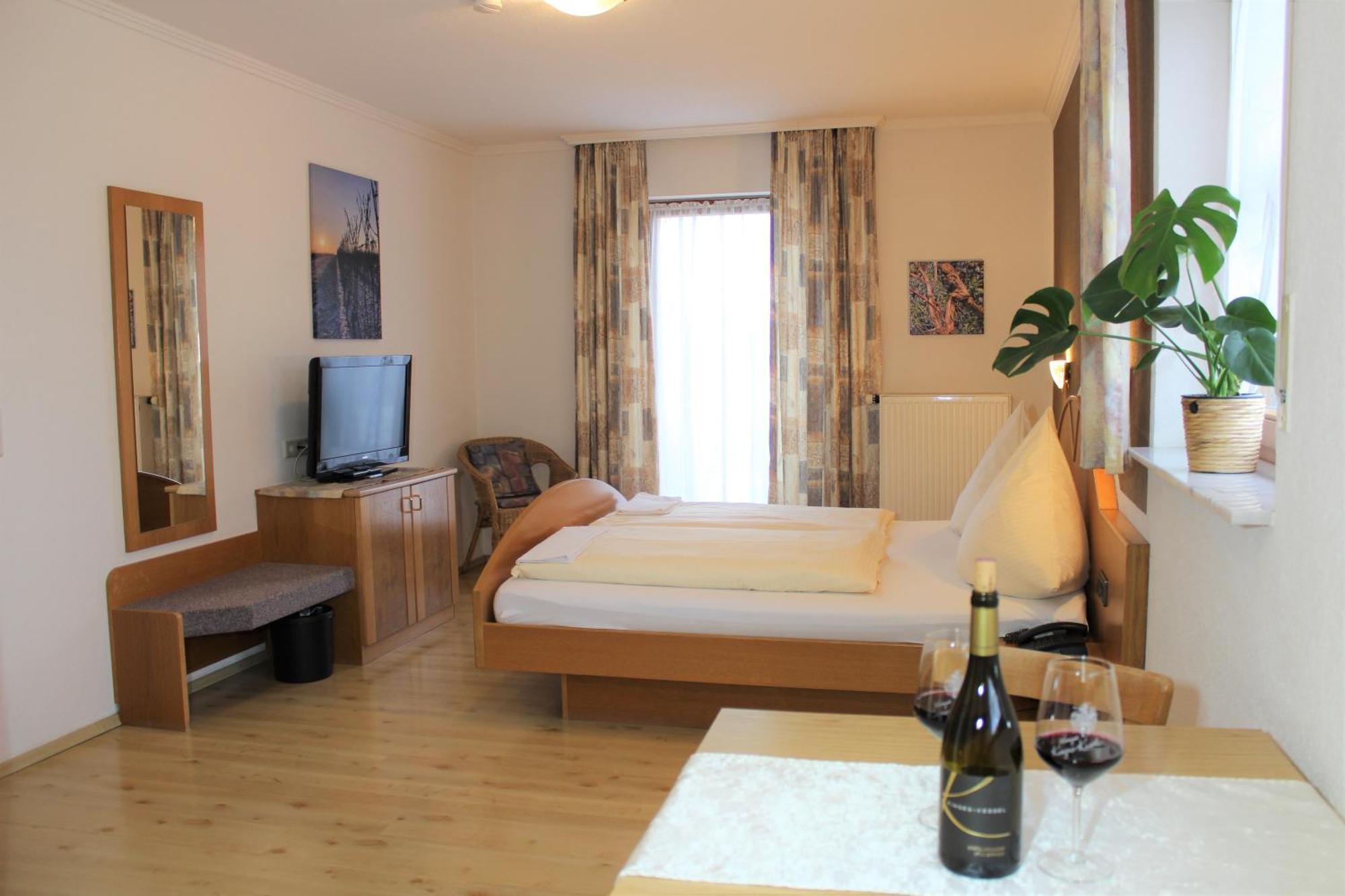 Winzerhotel Kinges-Kessel Morstadt エクステリア 写真